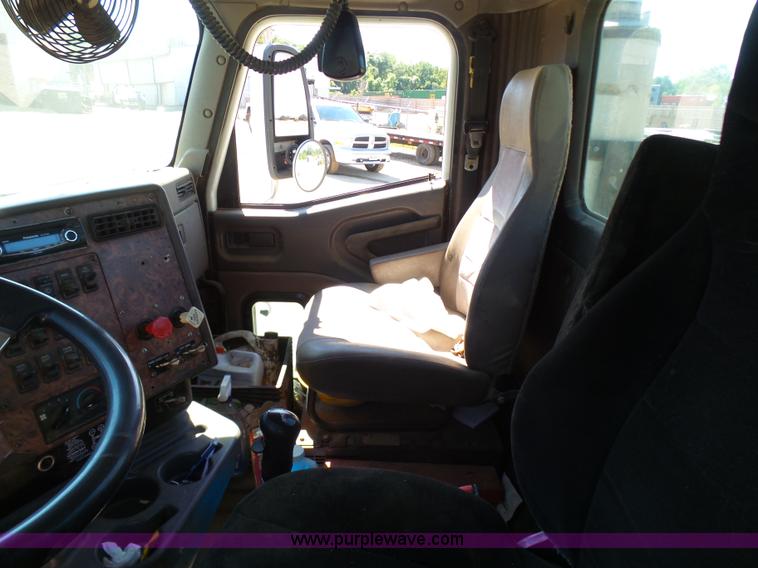 image for item L7093 2001 International 9200i truck cab and chassis