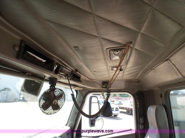 image for item L7093 2001 International 9200i truck cab and chassis