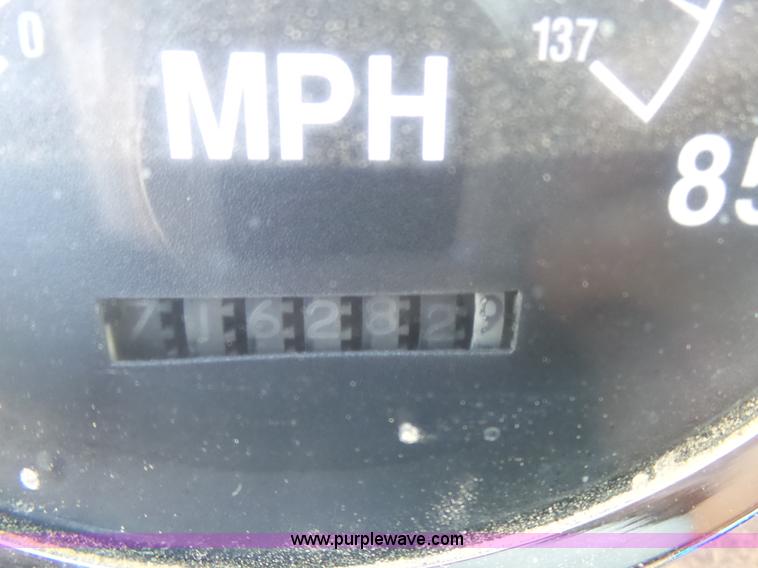 image for item L7093 2001 International 9200i truck cab and chassis