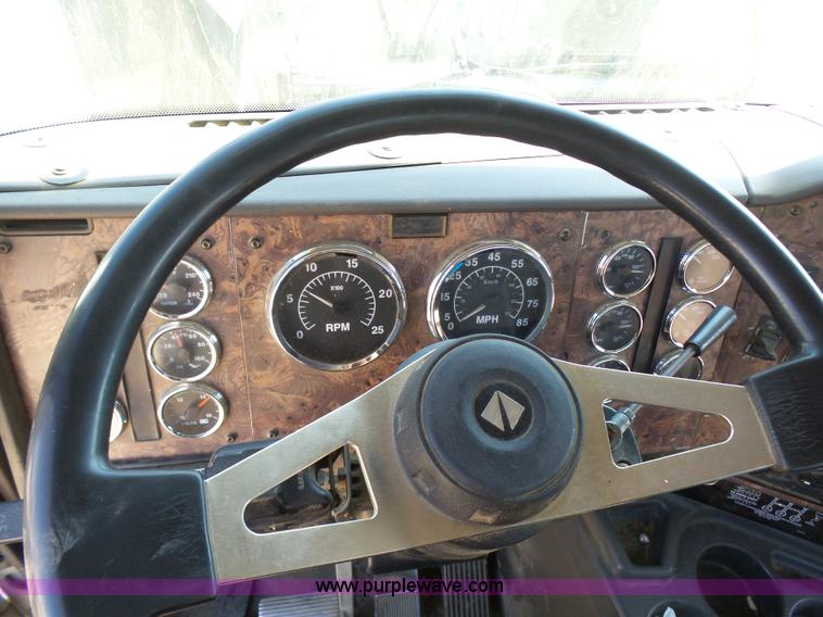 image for item L7093 2001 International 9200i truck cab and chassis