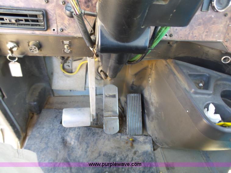 image for item L7093 2001 International 9200i truck cab and chassis