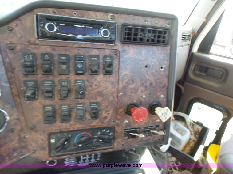 image for item L7093 2001 International 9200i truck cab and chassis