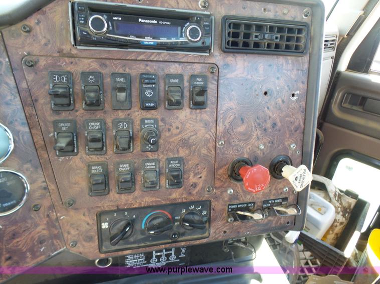 image for item L7093 2001 International 9200i truck cab and chassis