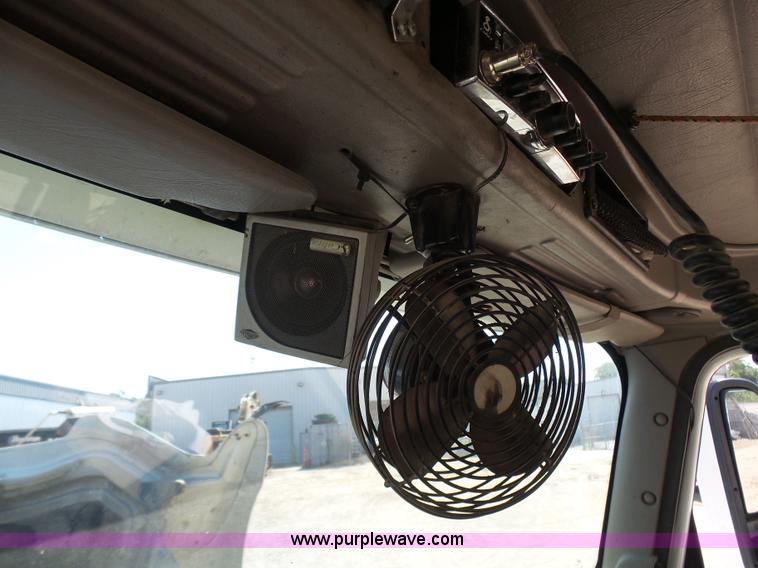 image for item L7093 2001 International 9200i truck cab and chassis