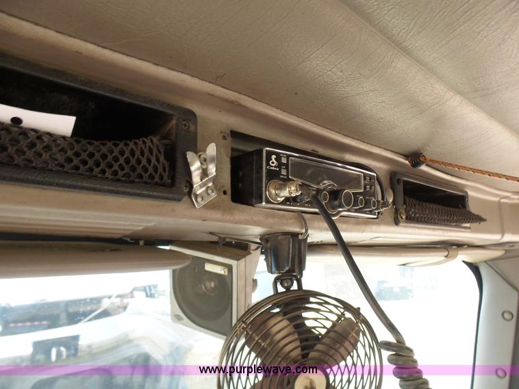 image for item L7093 2001 International 9200i truck cab and chassis