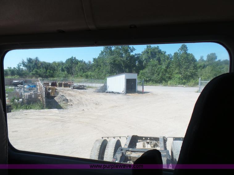 image for item L7093 2001 International 9200i truck cab and chassis