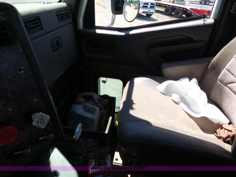 image for item L7093 2001 International 9200i truck cab and chassis