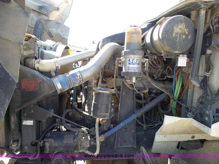 image for item L7093 2001 International 9200i truck cab and chassis