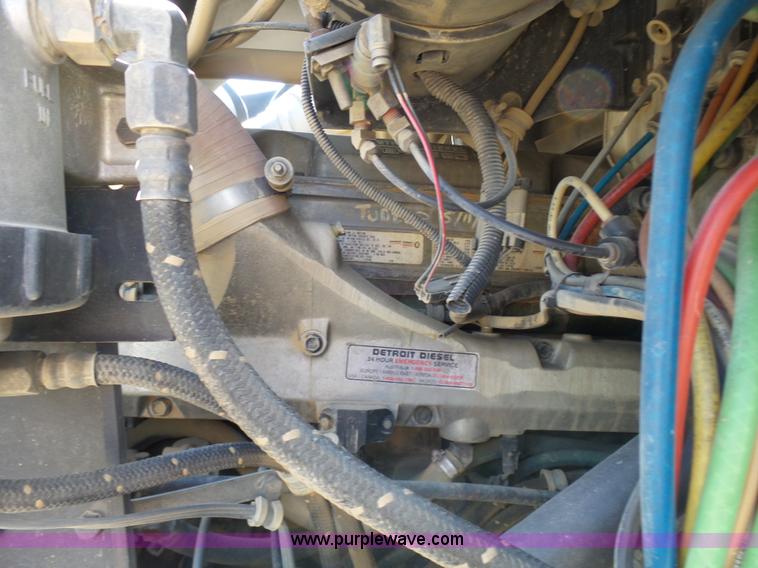 image for item L7093 2001 International 9200i truck cab and chassis