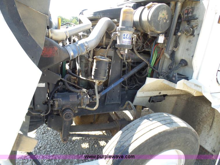 image for item L7093 2001 International 9200i truck cab and chassis