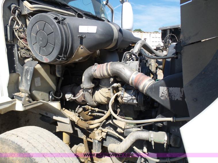 image for item L7093 2001 International 9200i truck cab and chassis