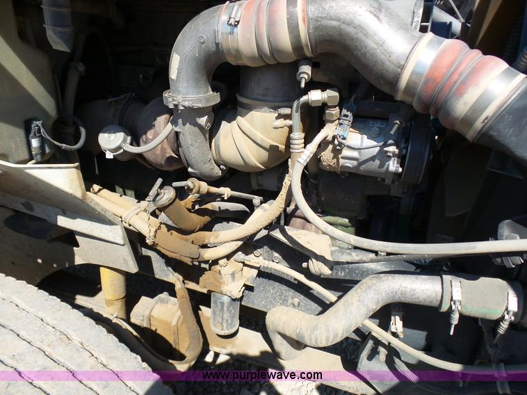 image for item L7093 2001 International 9200i truck cab and chassis