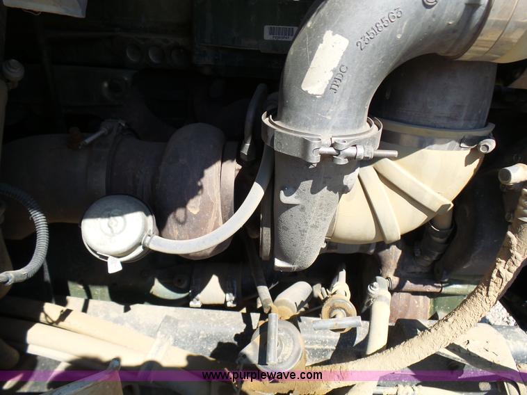 image for item L7093 2001 International 9200i truck cab and chassis