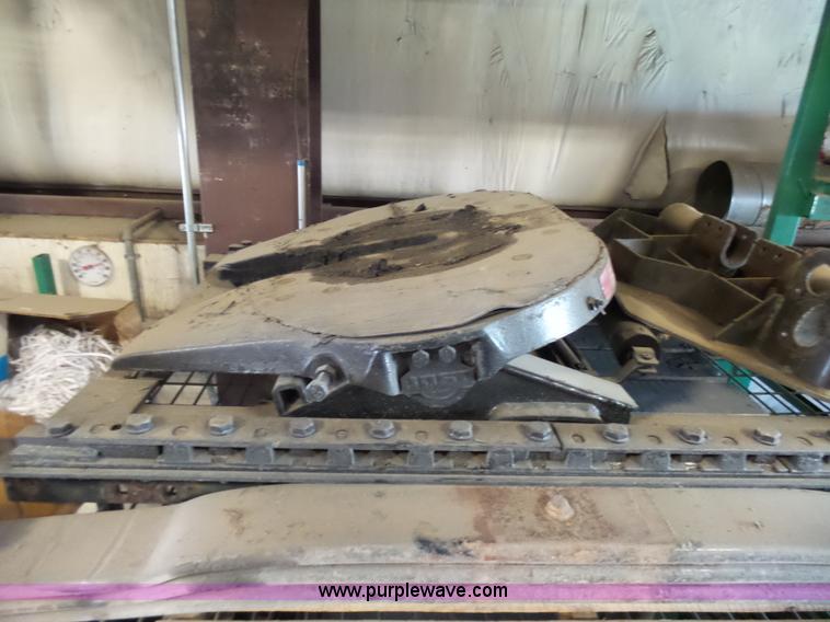 image for item L7093 2001 International 9200i truck cab and chassis