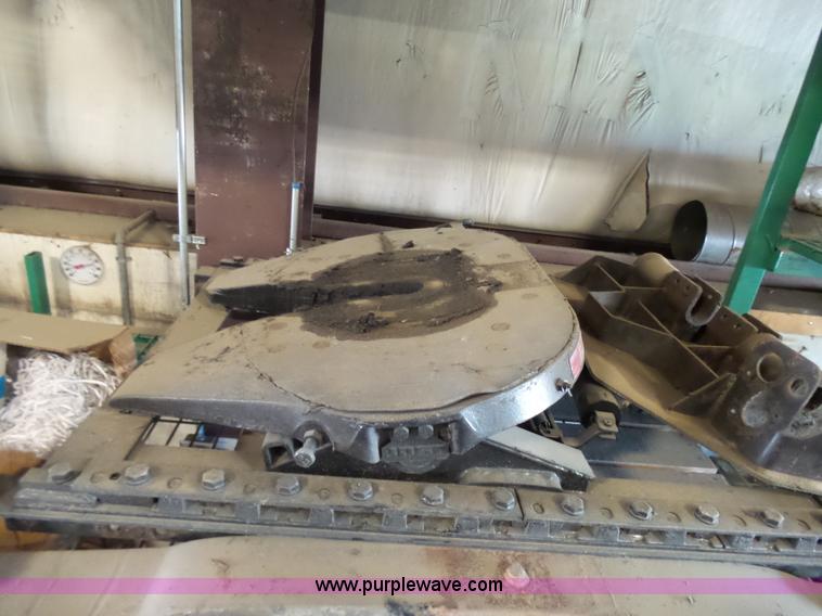 image for item L7093 2001 International 9200i truck cab and chassis