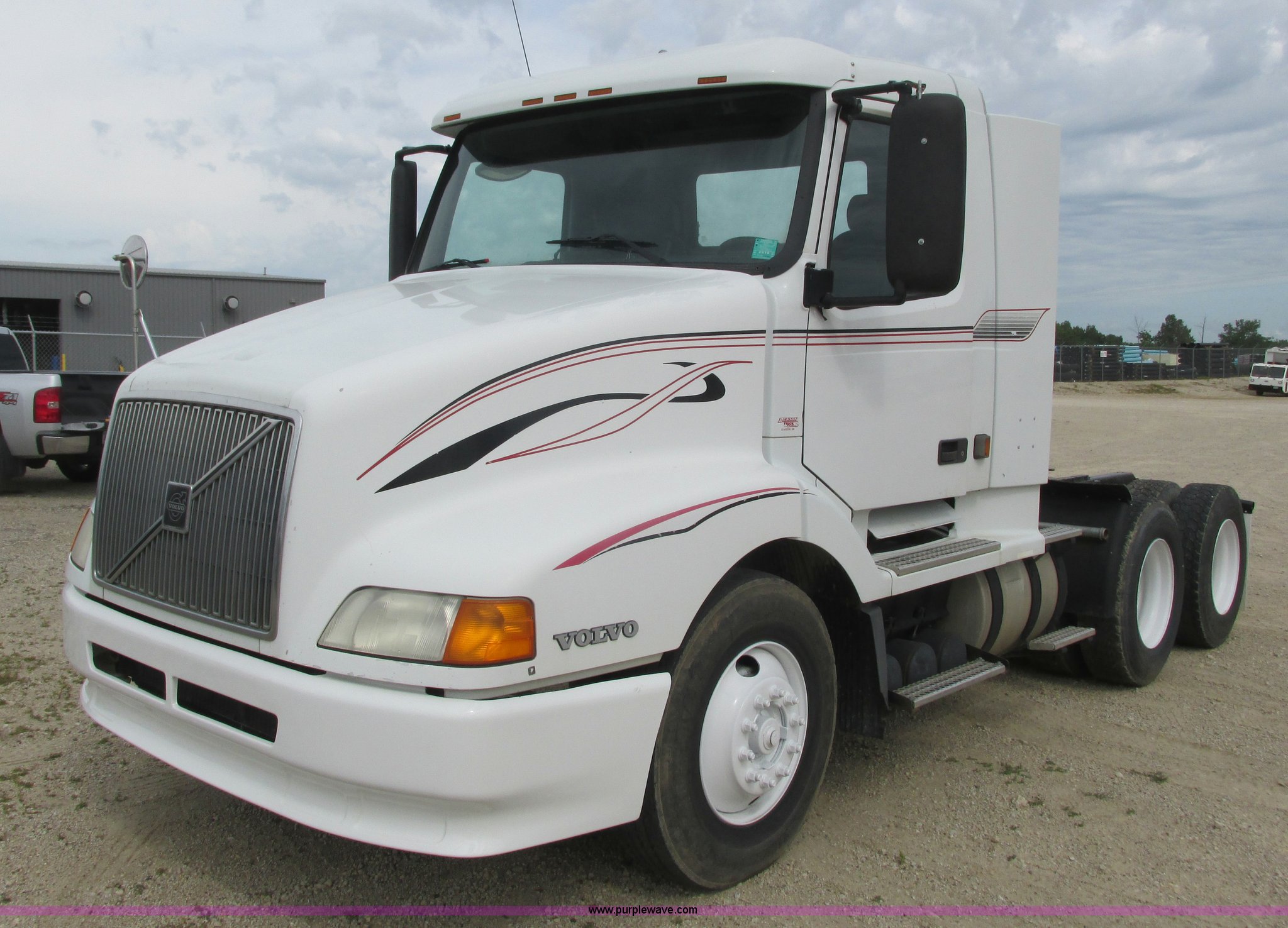 1998 Volvo VN semi truck in Rochester, MN | Item K4060 sold | Purple Wave