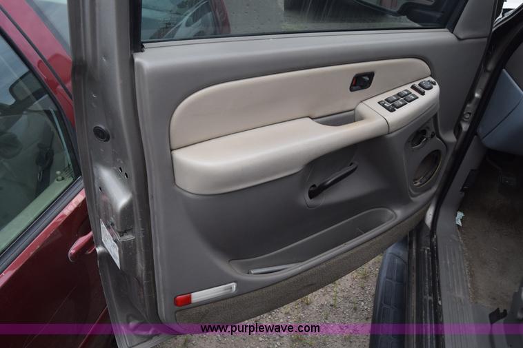 image for item K2883 2002 Chevrolet Tahoe SUV