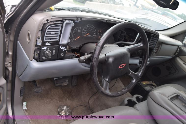 image for item K2883 2002 Chevrolet Tahoe SUV