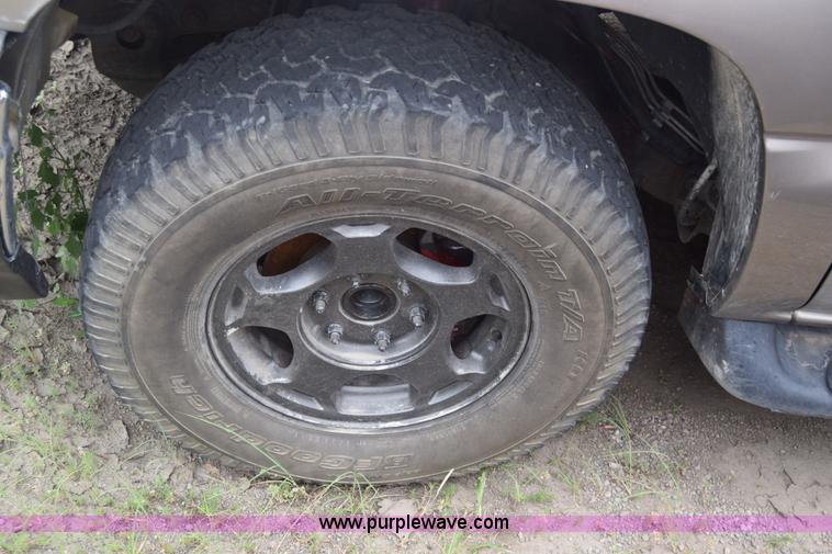 image for item K2883 2002 Chevrolet Tahoe SUV