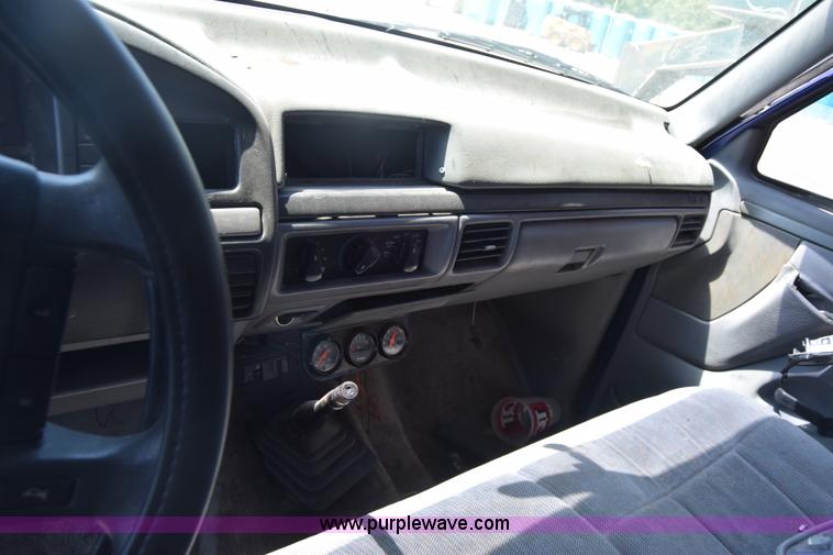 image for item K2884 1995 Ford F150 pickup truck