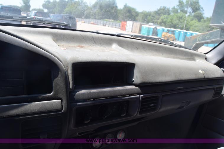 image for item K2884 1995 Ford F150 pickup truck