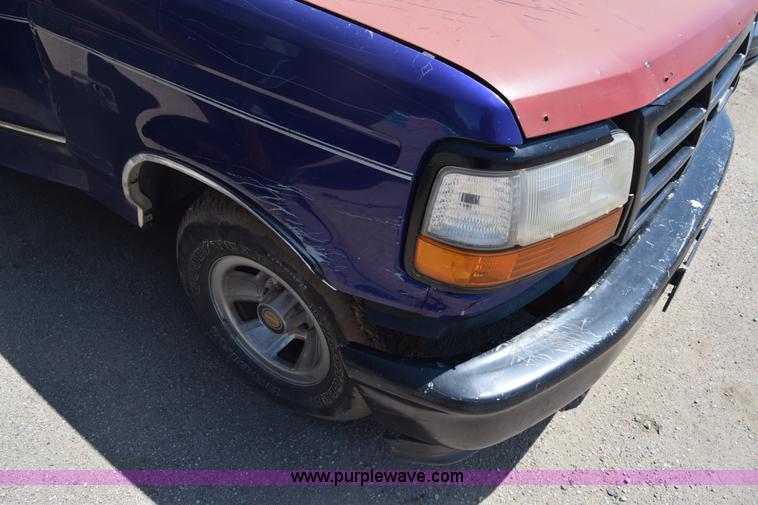 image for item K2884 1995 Ford F150 pickup truck