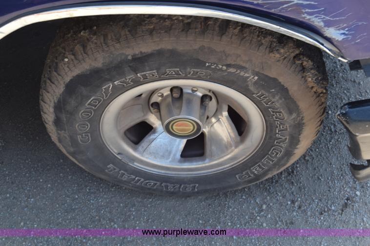 image for item K2884 1995 Ford F150 pickup truck