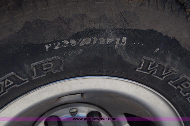 image for item K2884 1995 Ford F150 pickup truck