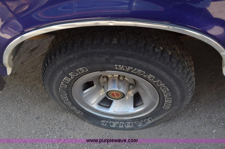 image for item K2884 1995 Ford F150 pickup truck