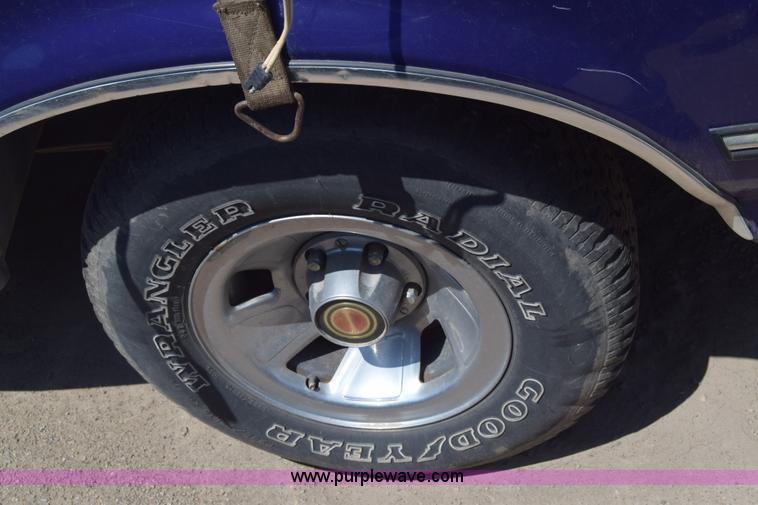 image for item K2884 1995 Ford F150 pickup truck