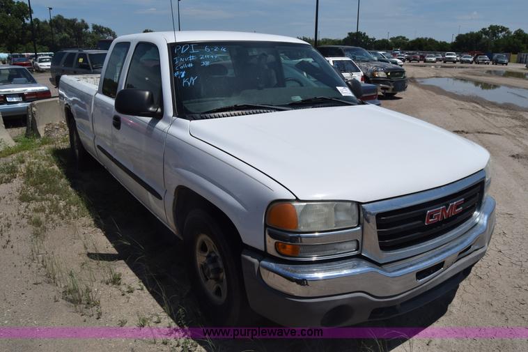 image for item K2890 2004 GMC Sierra 1500 Ext. Cab pickup truck