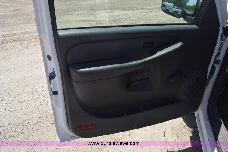 image for item K2890 2004 GMC Sierra 1500 Ext. Cab pickup truck