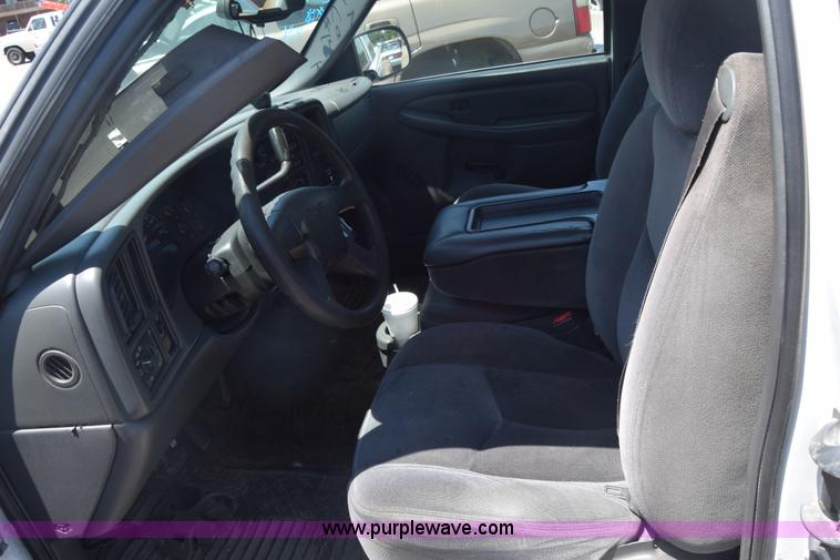 image for item K2890 2004 GMC Sierra 1500 Ext. Cab pickup truck