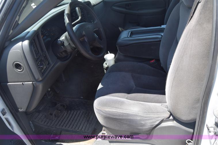 image for item K2890 2004 GMC Sierra 1500 Ext. Cab pickup truck