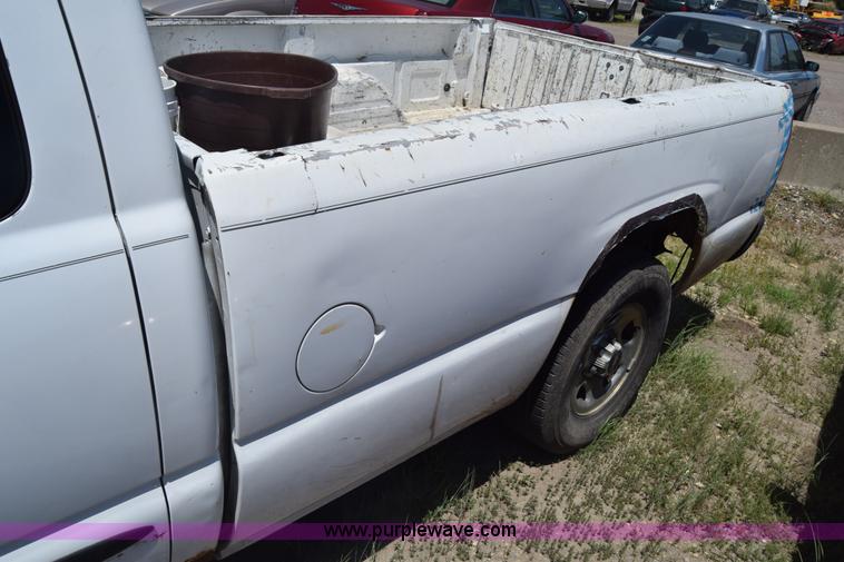 image for item K2890 2004 GMC Sierra 1500 Ext. Cab pickup truck