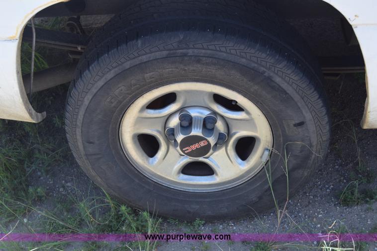 image for item K2890 2004 GMC Sierra 1500 Ext. Cab pickup truck