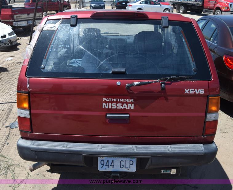image for item K2899 1995 Nissan Pathfinder SUV