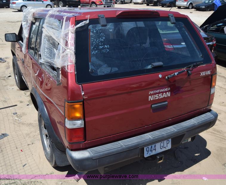 image for item K2899 1995 Nissan Pathfinder SUV