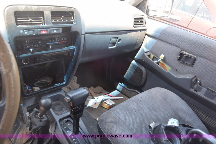 image for item K2899 1995 Nissan Pathfinder SUV