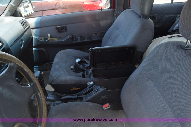 image for item K2899 1995 Nissan Pathfinder SUV