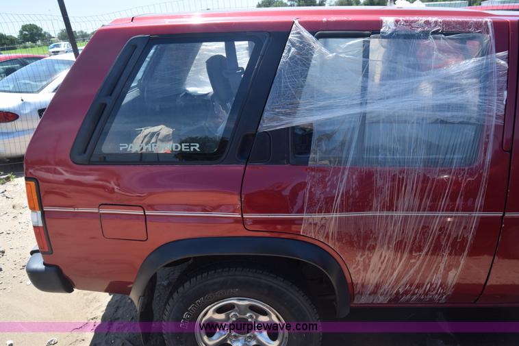 image for item K2899 1995 Nissan Pathfinder SUV