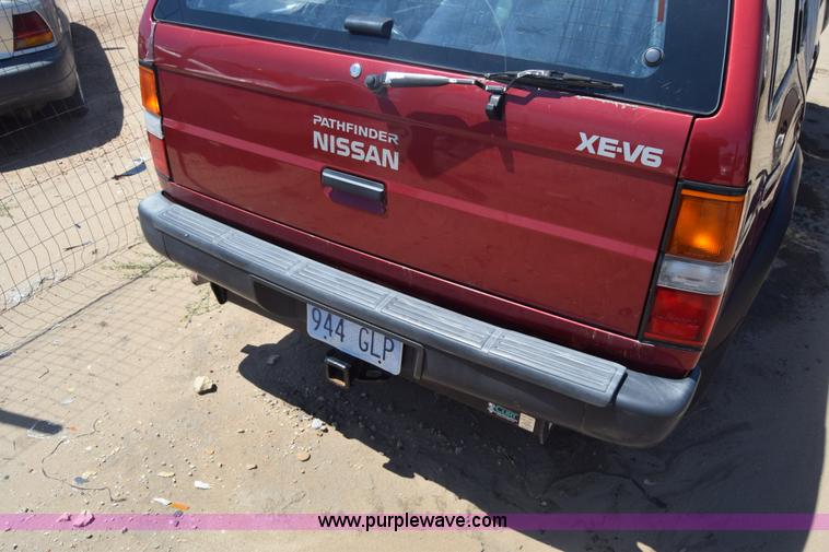 image for item K2899 1995 Nissan Pathfinder SUV