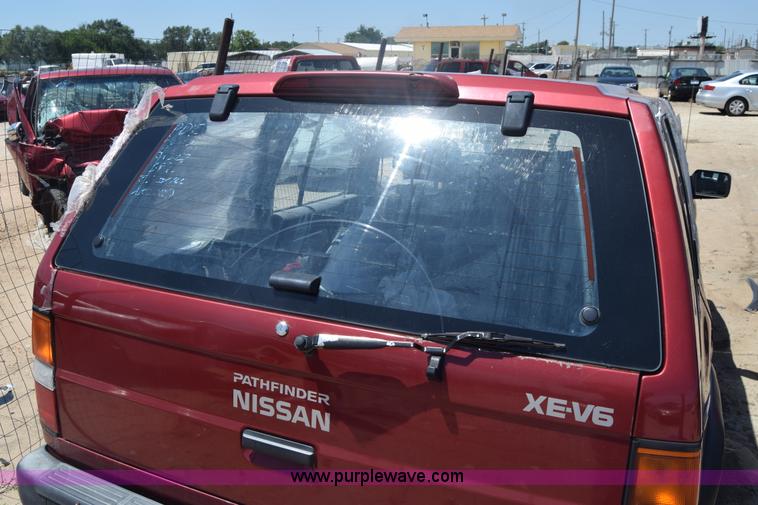 image for item K2899 1995 Nissan Pathfinder SUV