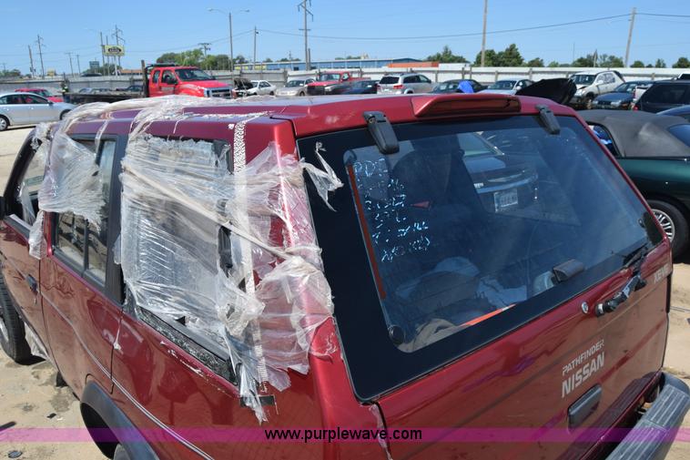 image for item K2899 1995 Nissan Pathfinder SUV