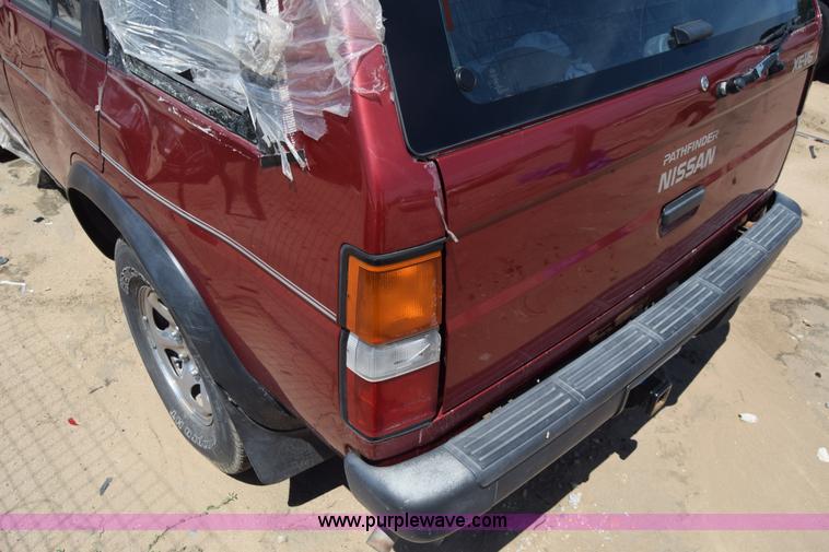 image for item K2899 1995 Nissan Pathfinder SUV