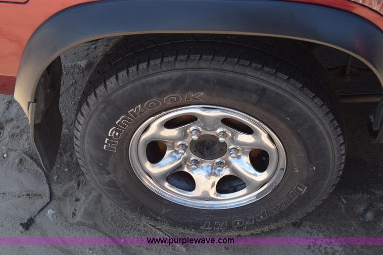 image for item K2899 1995 Nissan Pathfinder SUV