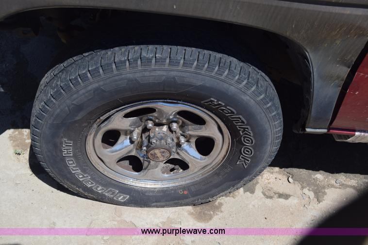 image for item K2899 1995 Nissan Pathfinder SUV