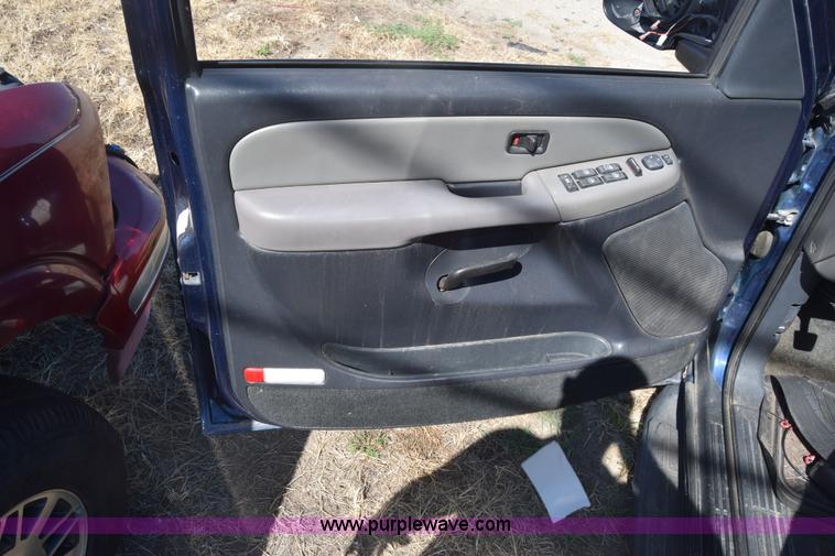 image for item K2912 2002 Chevrolet Suburban 1500 SUV