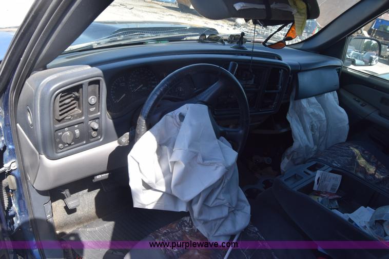 image for item K2912 2002 Chevrolet Suburban 1500 SUV