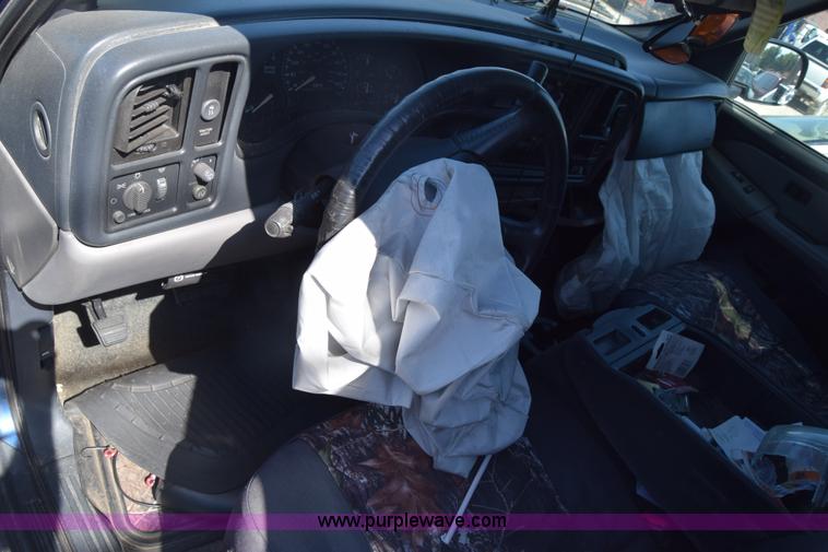 image for item K2912 2002 Chevrolet Suburban 1500 SUV